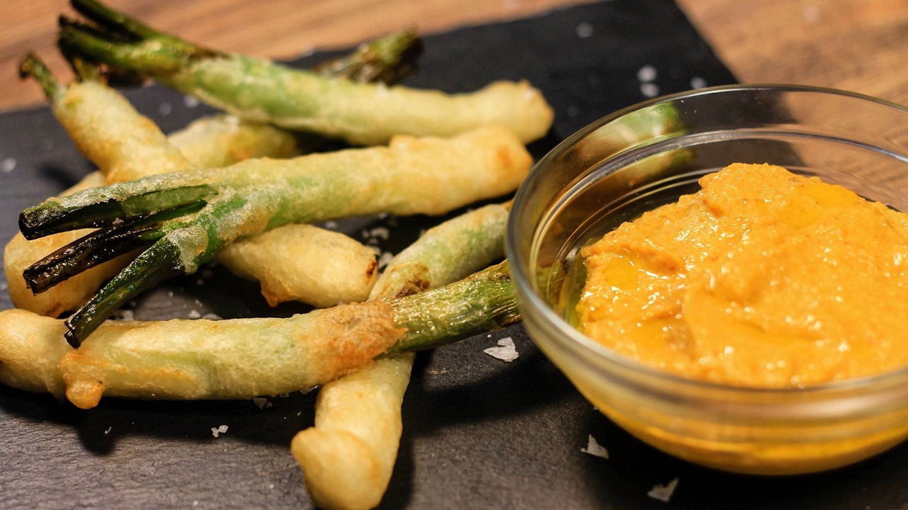 Calçots en tempura con Salsa Romesco