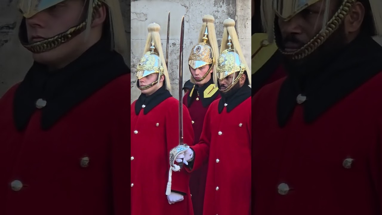 4/03/2026 End of the Guard 4p.m#london #buckinghampalace #tourist #buckinghampalace 