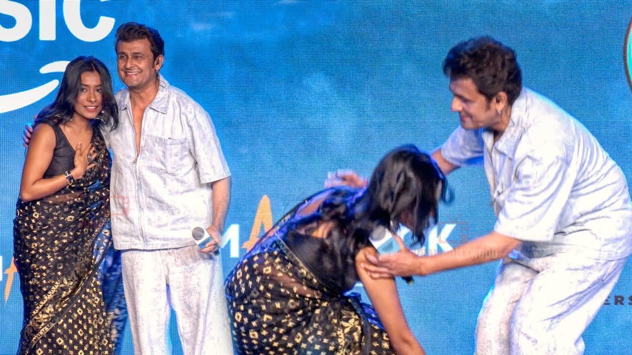 Respect 🙏 Sonu Nigam’s Co Singer Bows Down to Touch his Feet on Stage