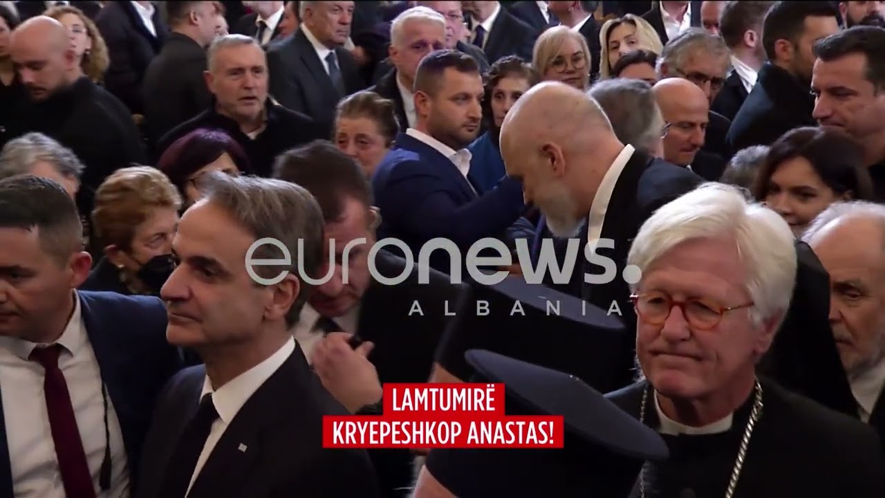 Ngrihet arkë morti i Anastasit! Përcillet në kriptë me duartrokitje dhe lule