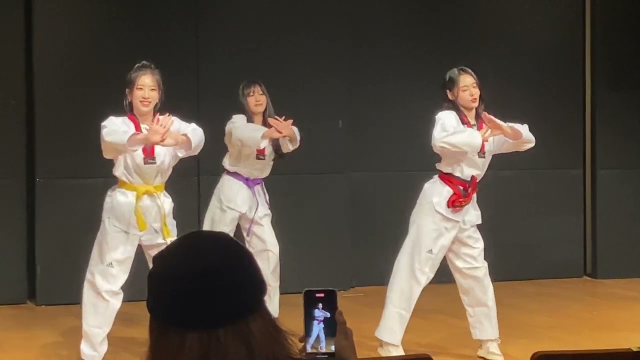 Odd Eye Circle - Sweet Crazy Love (23.08.20 fansign)