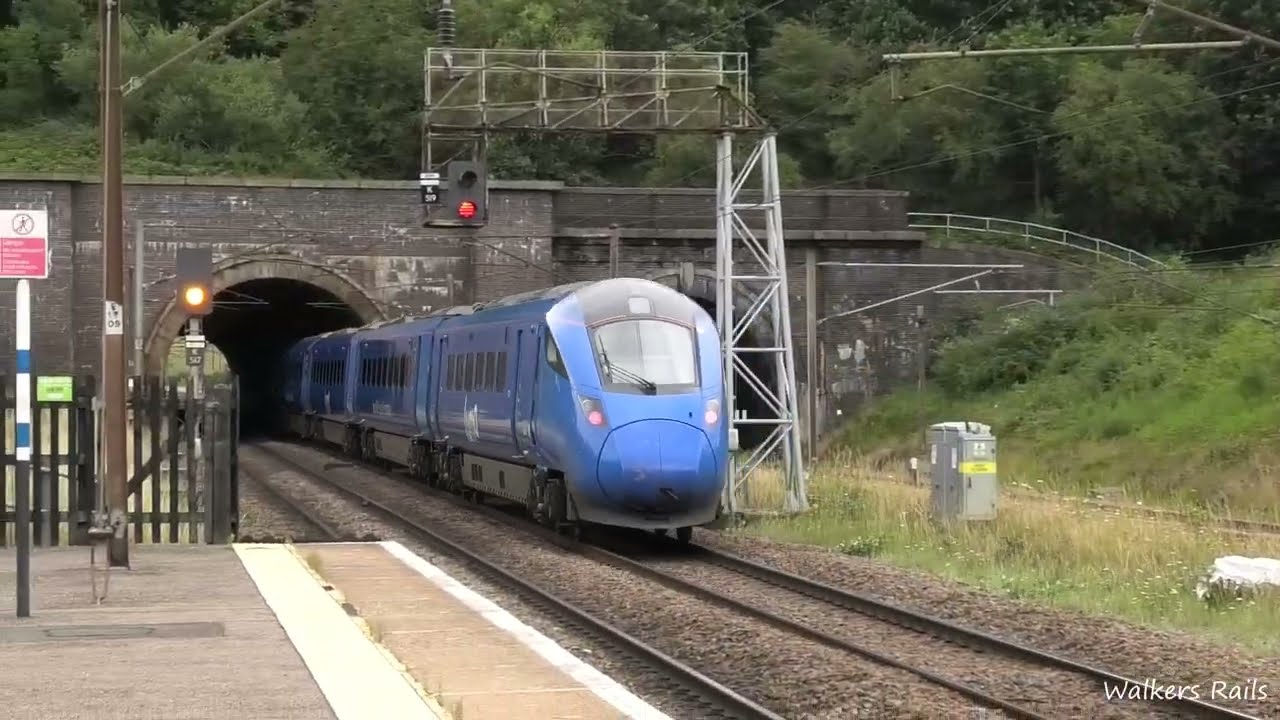 Trains at Hadley Wood 