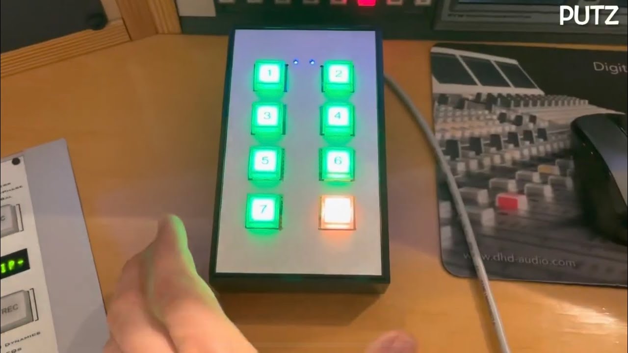 Testaufbau: 3farbige mAirList USB Cartwall Tastatur mit 8 Tastern