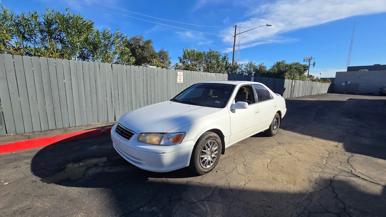 ²⁰⁰⁰ toyota camry 2.2 no encienden las luses de atras ni reversa cabliado cortado