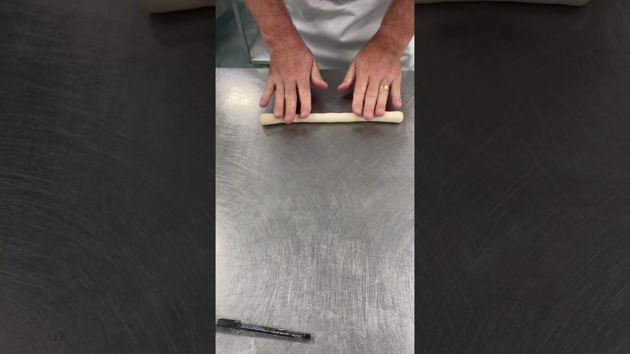 Урок 86. Как скатать и сформировать простой крендель 🥨