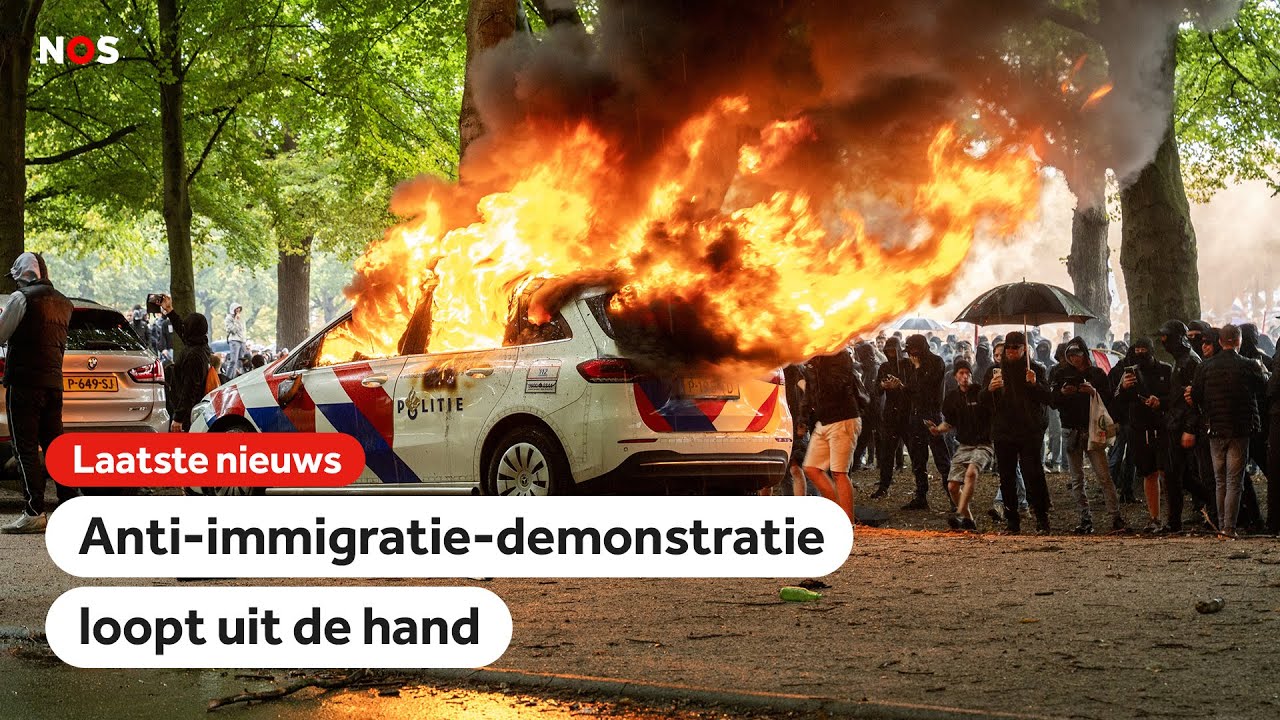 Politieauto in brand bij uit de hand gelopen demonstratie in Den Haag