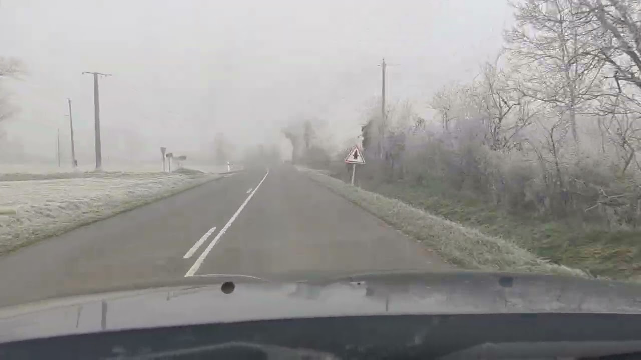 Route de campagne par temps de froid 