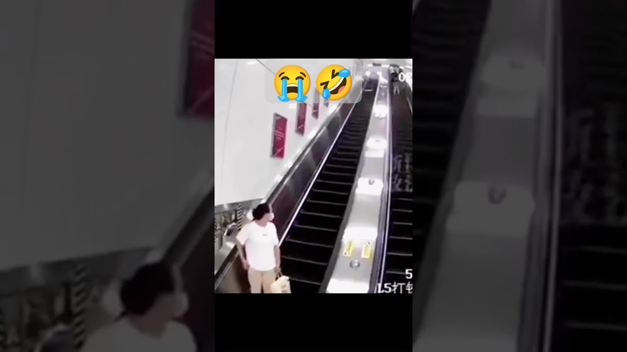 Random Woman gets hit by a luggage 😭🤣#memes