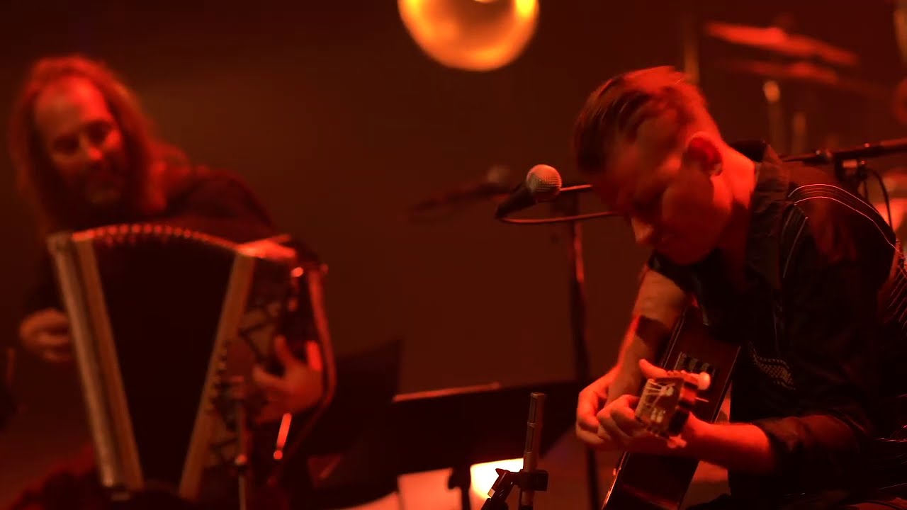 CHANGO SPASIUK & PER EINAR WATLE // Hielo Azul Tierra Roja (2019) // Julian