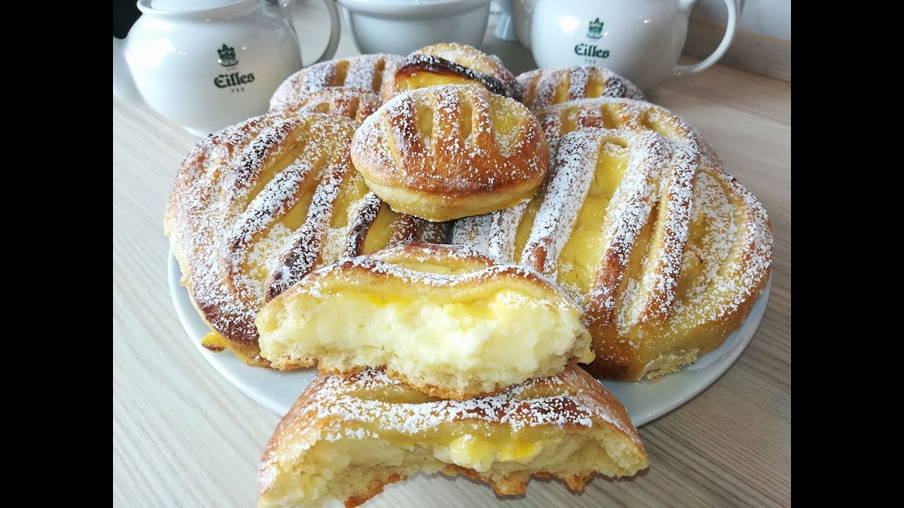 فطائر حلوة رائعة ورطبة مثل القطن محشية بكريمة الكاسترد أي كريم باتسيير لشرب الشاي أو لفطور الصباح