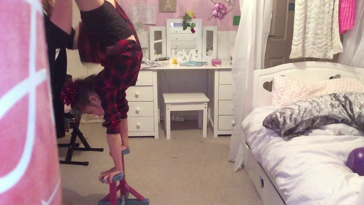 Practicing straddle up to handstand to Mexican 👊🏻💖