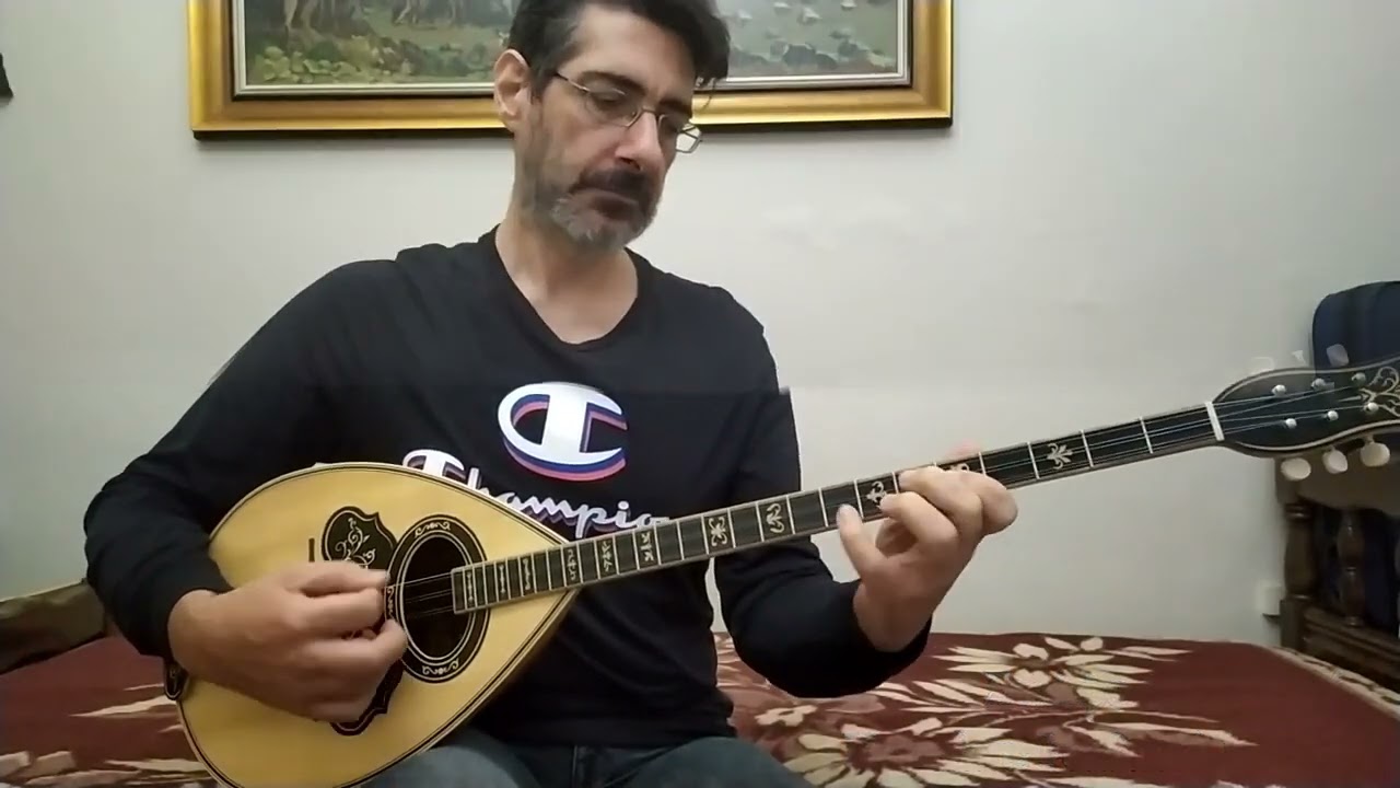 Δύο εξάχορδα μπουζούκια (μουριά - έλατο), (καρυδιά- κέδρος)