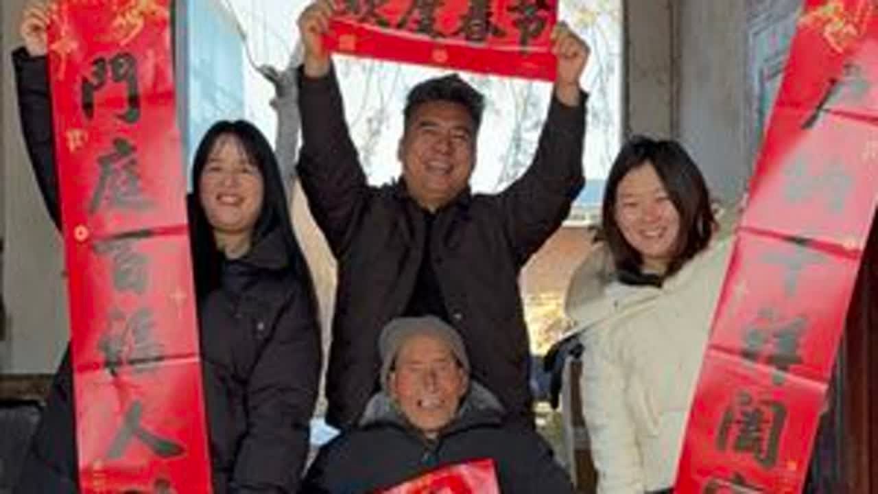 带我我们李老师、带着狮子媳妇我们来给大伯送年货来了…#我们给大伯送年货 #爱心路上我们永不停歇 #超子公益在路上 #我给老家送年货 #爱心路上从不缺席