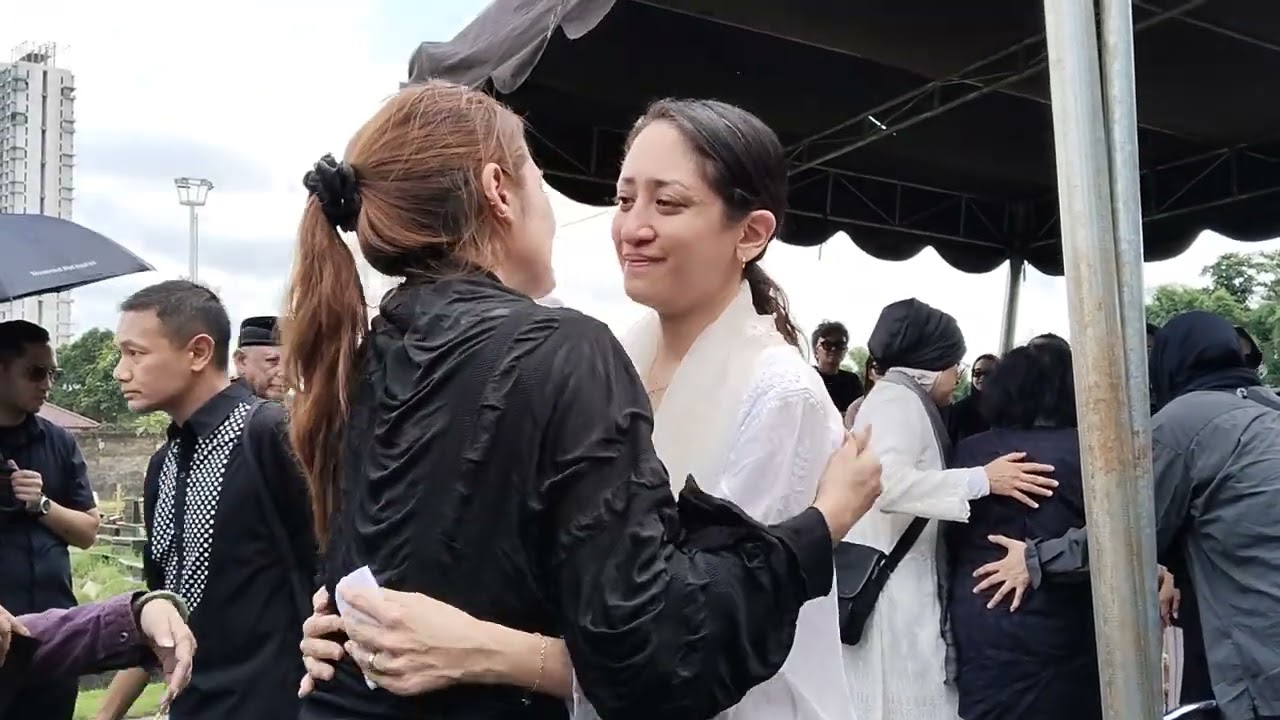 Ardina rasti hadiri pemakaman lucky widja