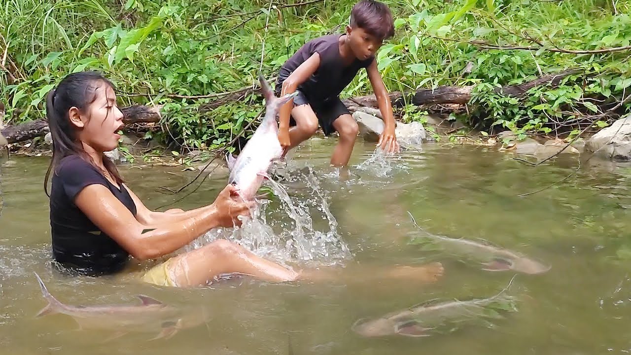 Skills catch fish in river for food of survival - Fish salt grilled with chili sauce for lunch