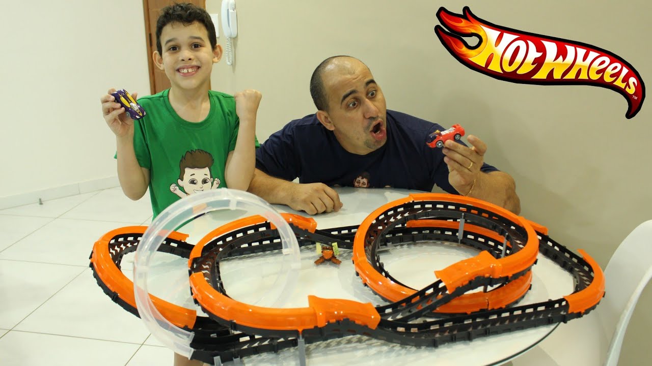 LUCAS E PAPAI BRINCAM com SUPER PISTA WAVE RACERS HOT WHEELS
