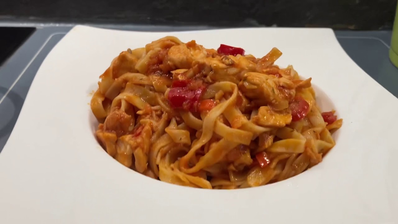 السباغيتي مع السلمون والحر في صلصة الطماطم على الطريقة الايطاليه ولا أطيب☺️