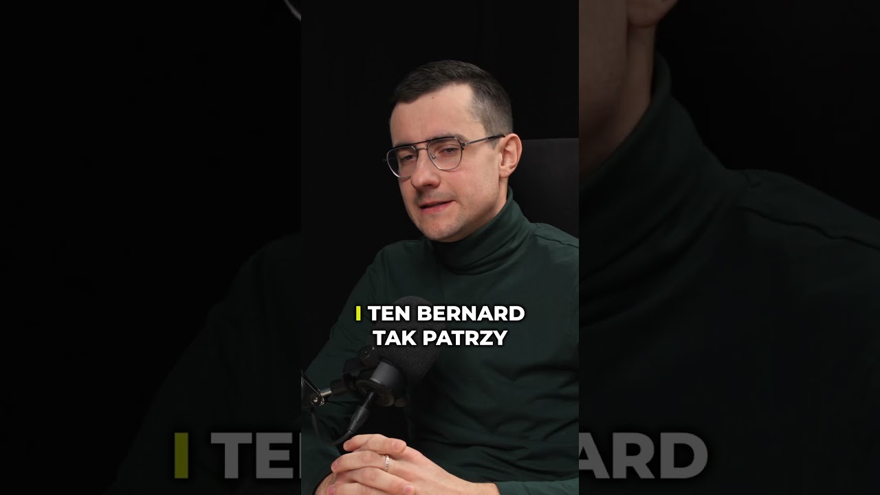 Patrzę na jego stopy. Był boso.