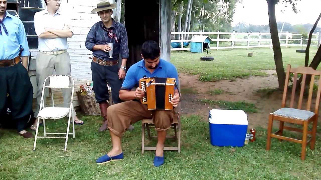 Grande gaiteiro mostrando como se toca a gaita de botão