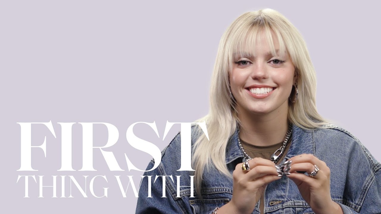 Reneé Rapp Announced Her First Kiss on Facebook & Talks First Heartbreak | First Thing With | ELLE
