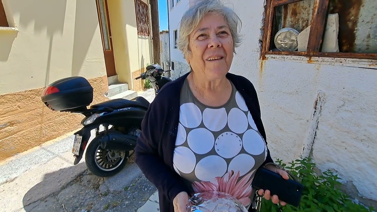 Μυτιληνιοί Σάμος |  όταν γυρνάς στα στενά σου επιφυλάσσουν εκπλήξεις.....