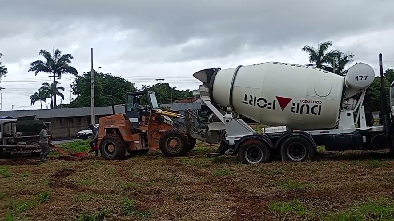 Máquina chegou para desatolar os dois caminhões! 