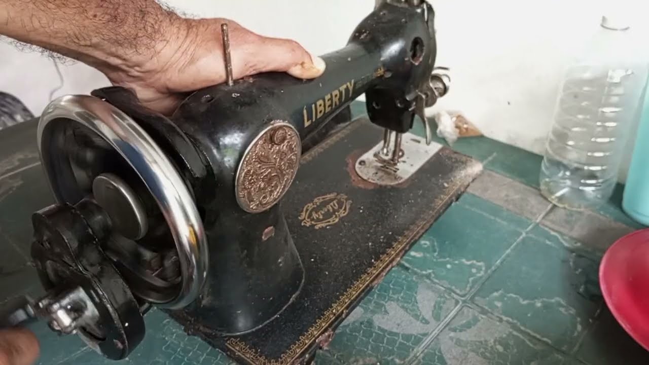 Máquina de costura antigua de manivela sin motor eléctrico 