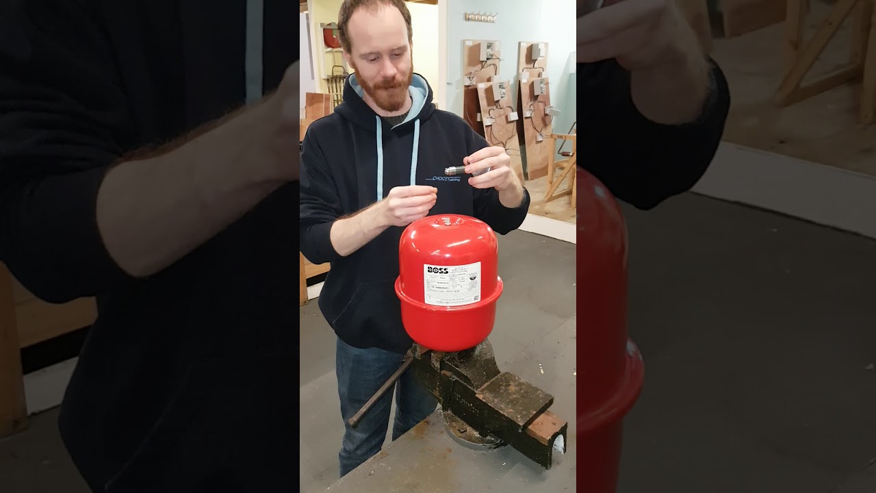 Pressurizing an Expansion Vessel