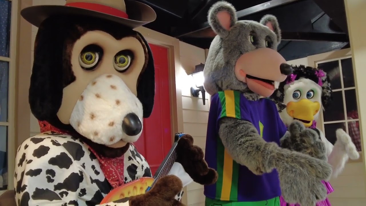 Chuck E. Cheese & Gang Perform On The Last Rocker Stage | May 2022