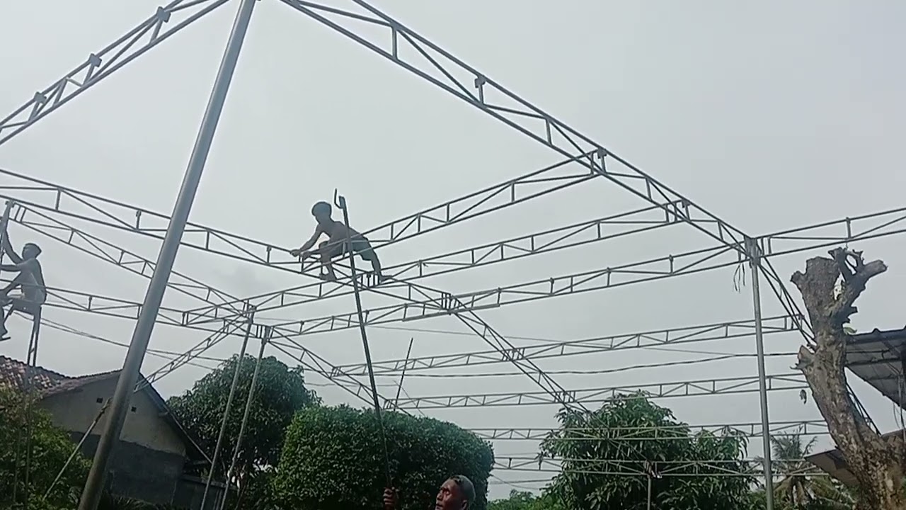 Perakitan tenda hajatan