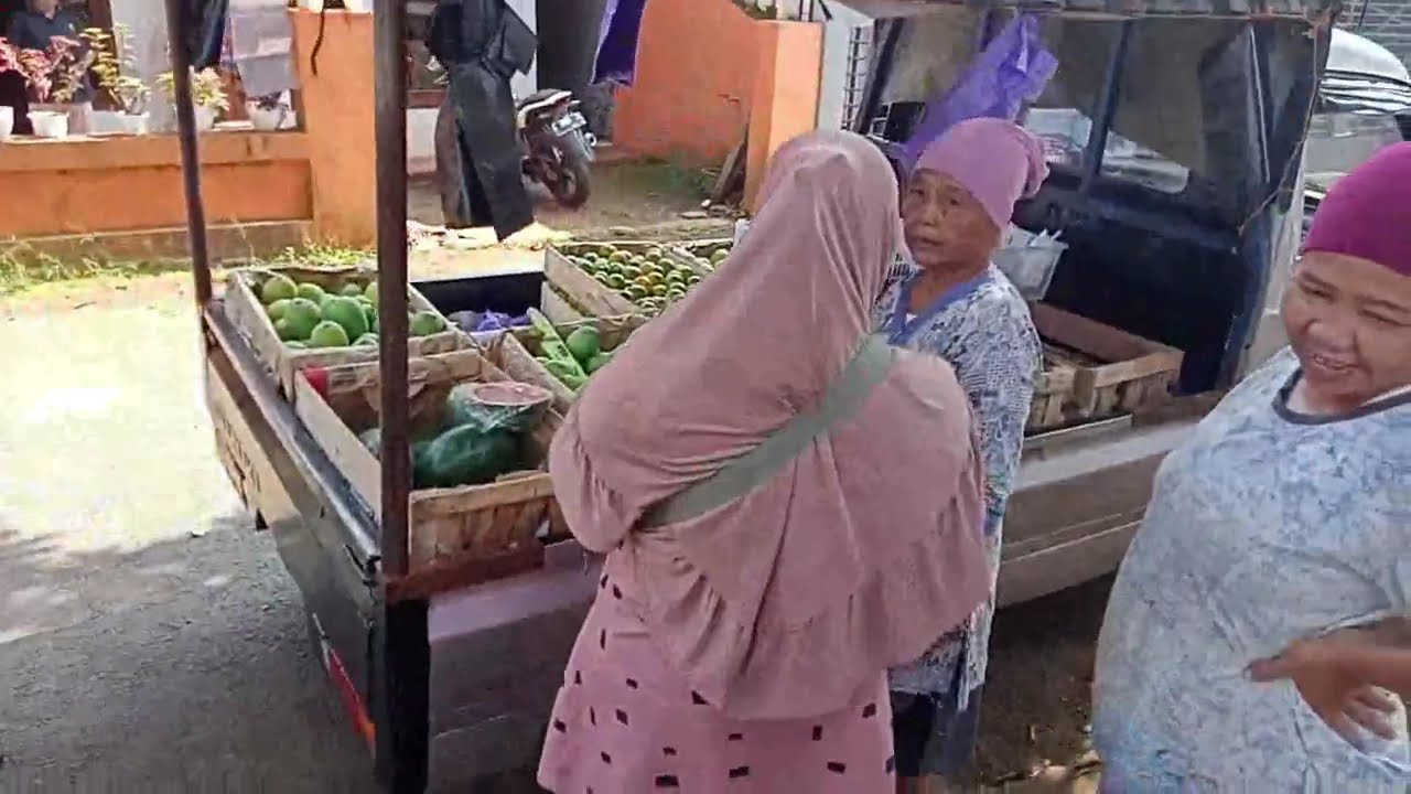Usaha Kreatif Mobil Pickup Jualan Buah