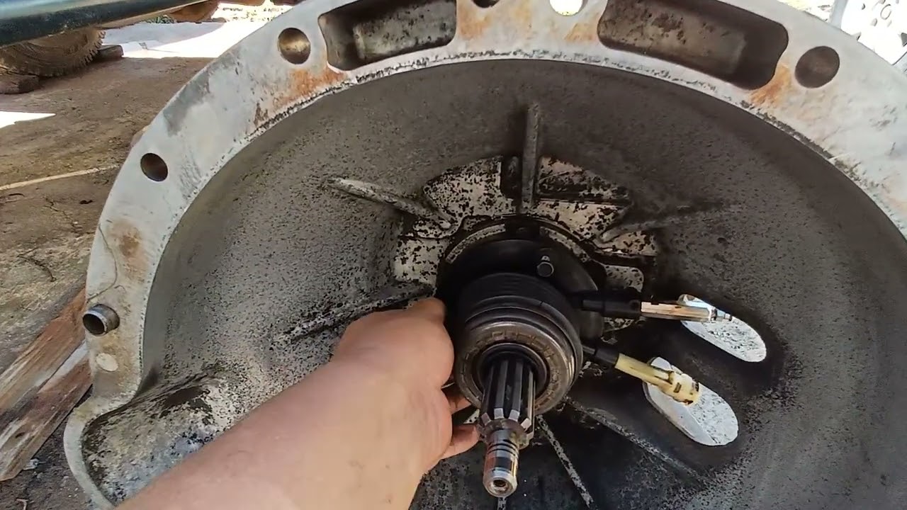 Mostrando maneira fácil de tirar a bomba d'água da frontier 2006 MWM 2.8 (parte 2)