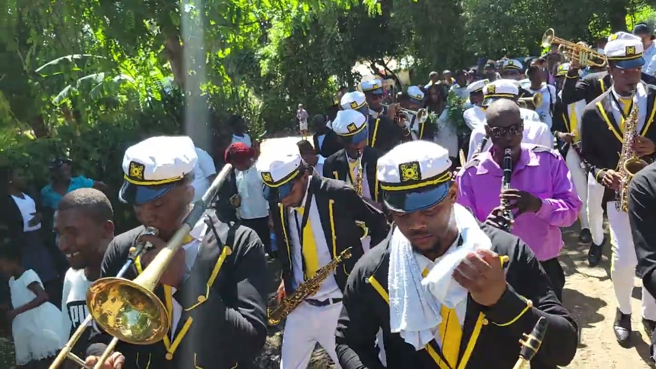 Fanfare Classique de Thomonde tap jwe nan antèman manman Jean Reneau Lacroix. A la bon li bon wouch.