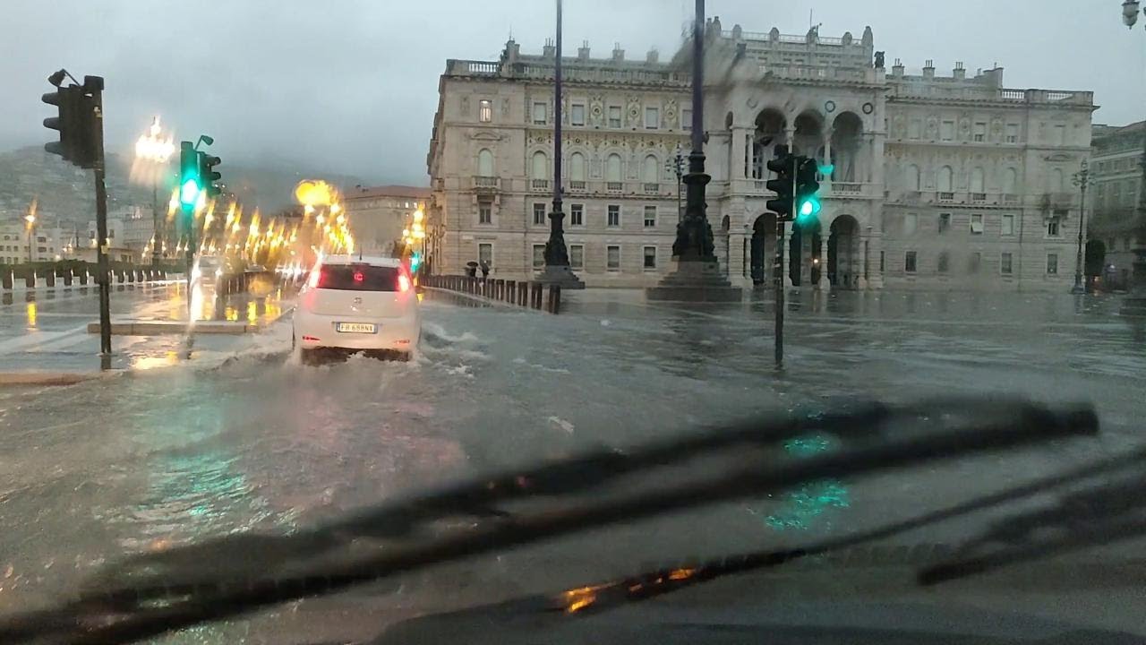 Trieste, la tempesta si abbatte sulla città