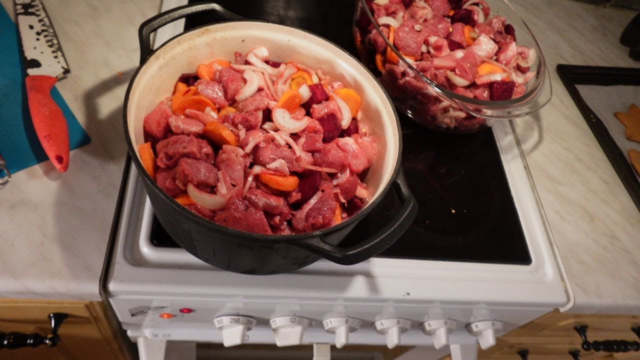 Valurautakattila vs Uunivuoka ruuan valmistuksessa