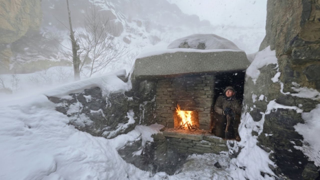 Trapped in the Blizzard of Death Valley / Can I Survive a snowstorm by Building a Bushcraft Shelter?