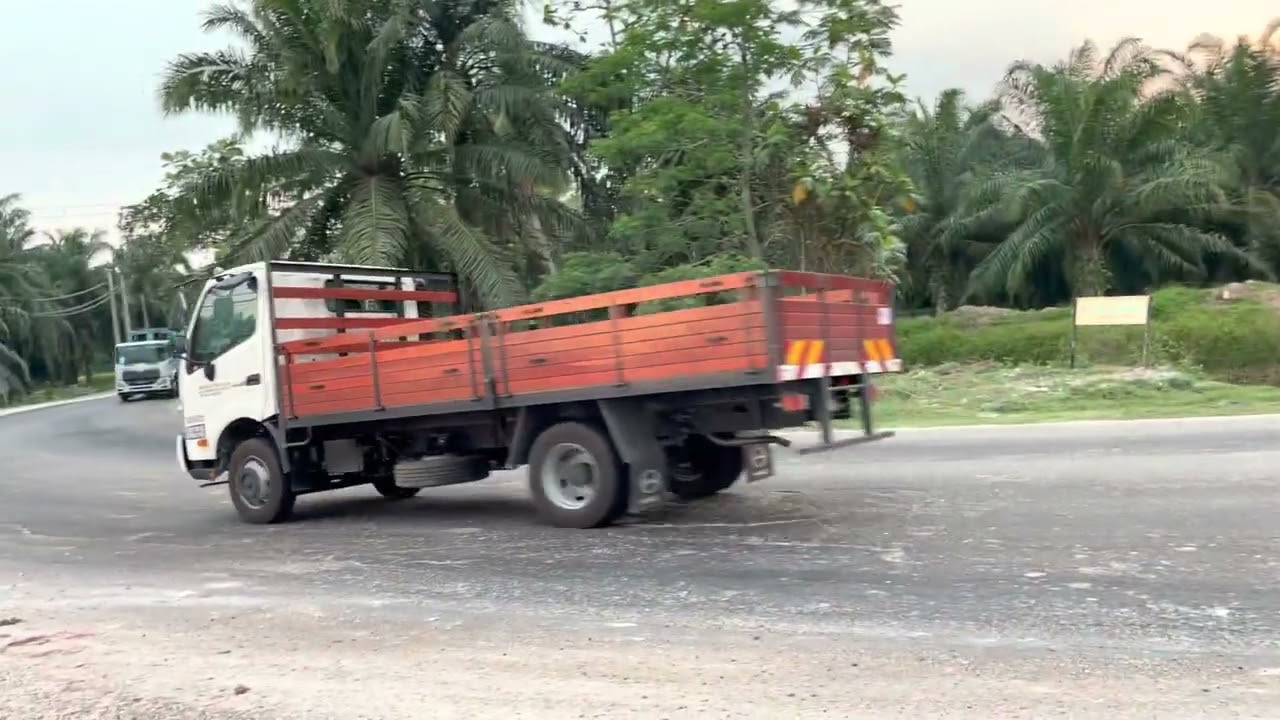 Lori sampah ke tapak pelupusan Jeram Sanitary Landfill