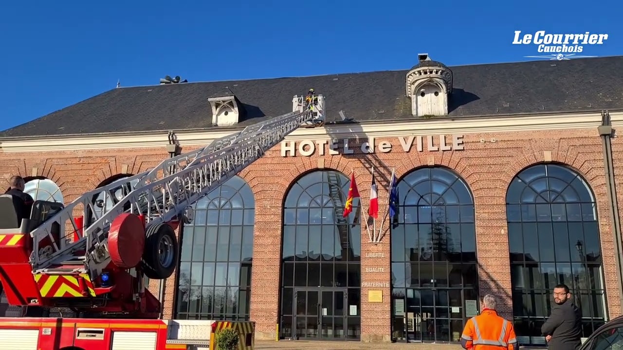 A Doudeville, la toiture est endommagée et menace de tomber, les pompiers interviennent