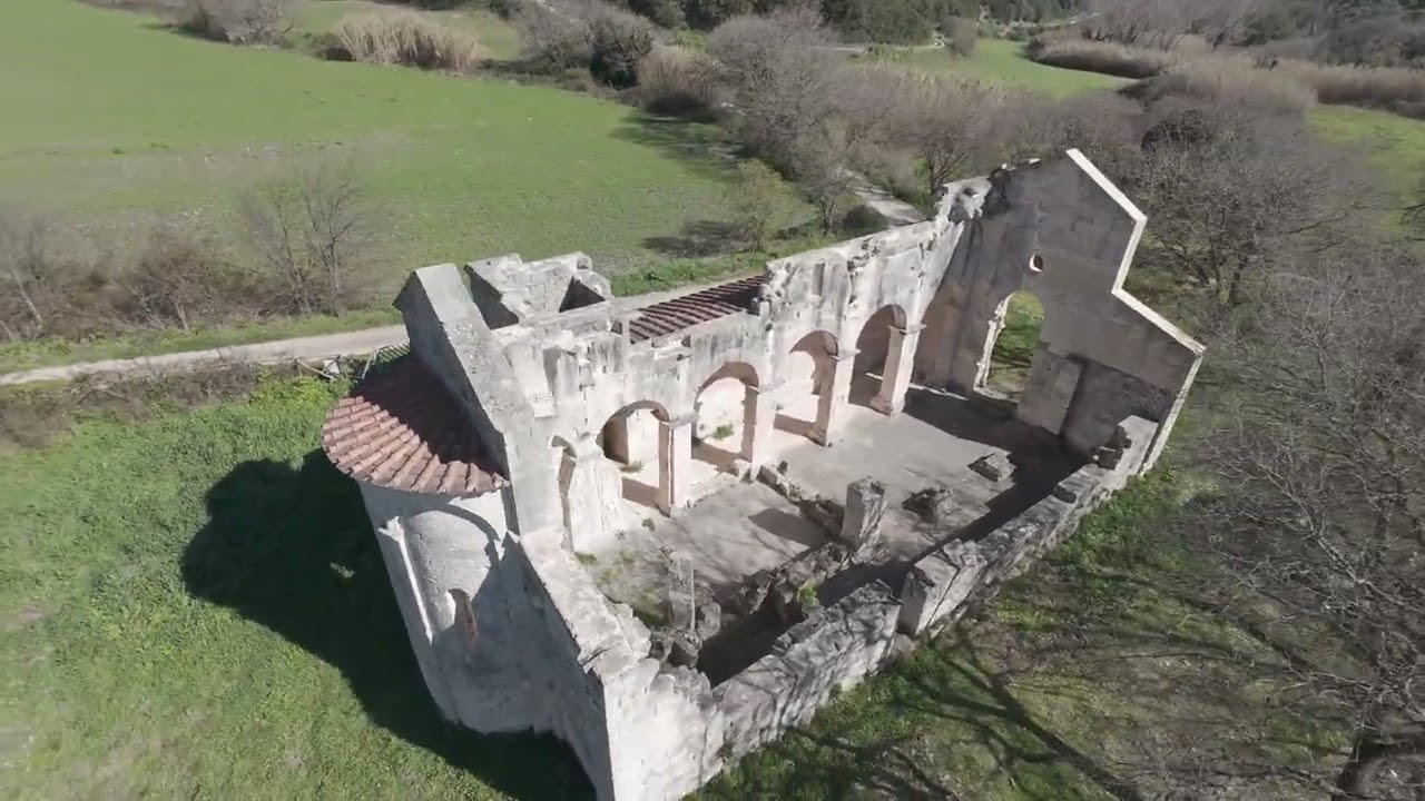 Dji avata 2 vola tra le rovine di chiese abbandonate