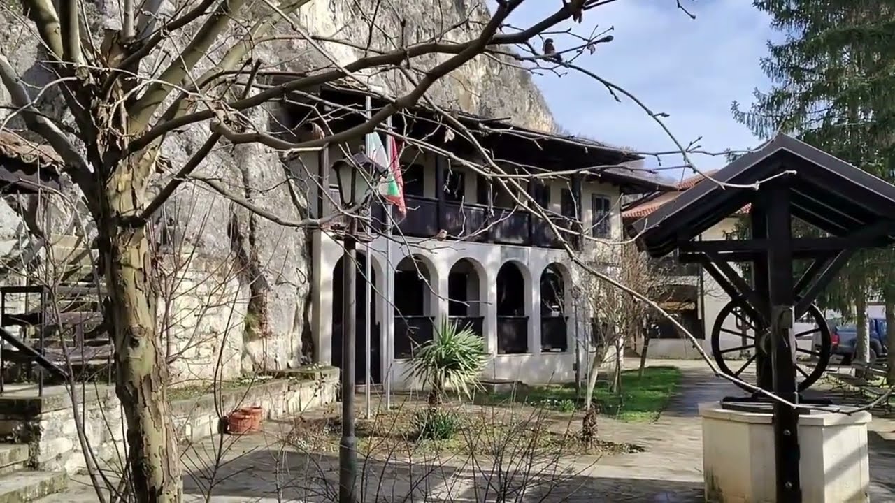 Сон на камне и 48 ступеней к небу: Как выглядит жизнь в скальном монастыре