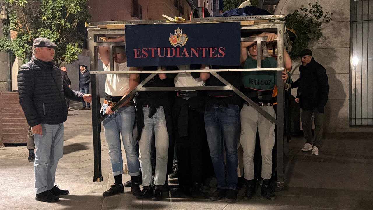 Ensayo de la cuadrilla de costaleros de Los Estudiantes de Madrid