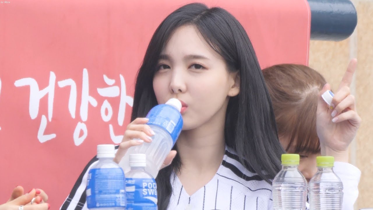 180401 트와이스 (TWICE) 포카리스웨트 마시고 LG 선수들 응원하는 [나연] Nayeon [4K60P] 직캠 Fancam (잠실야구장) by Mera