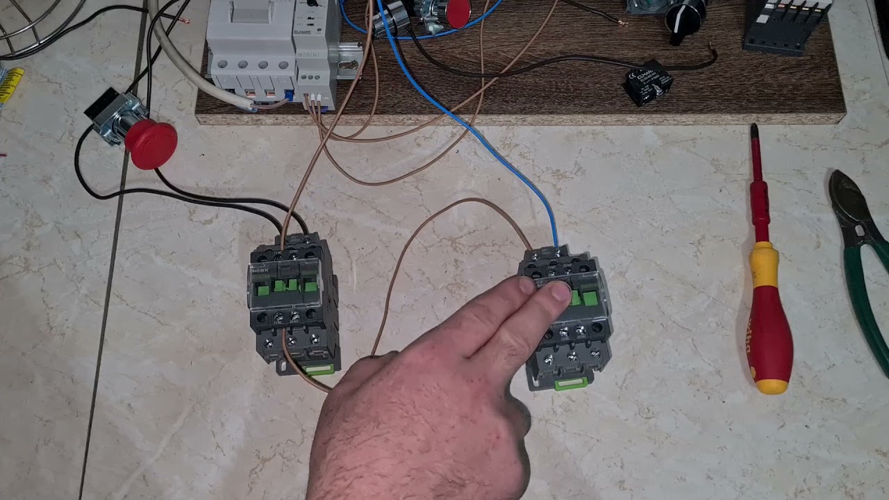 O mica automatizare pentru o sursa de curent auxiliar