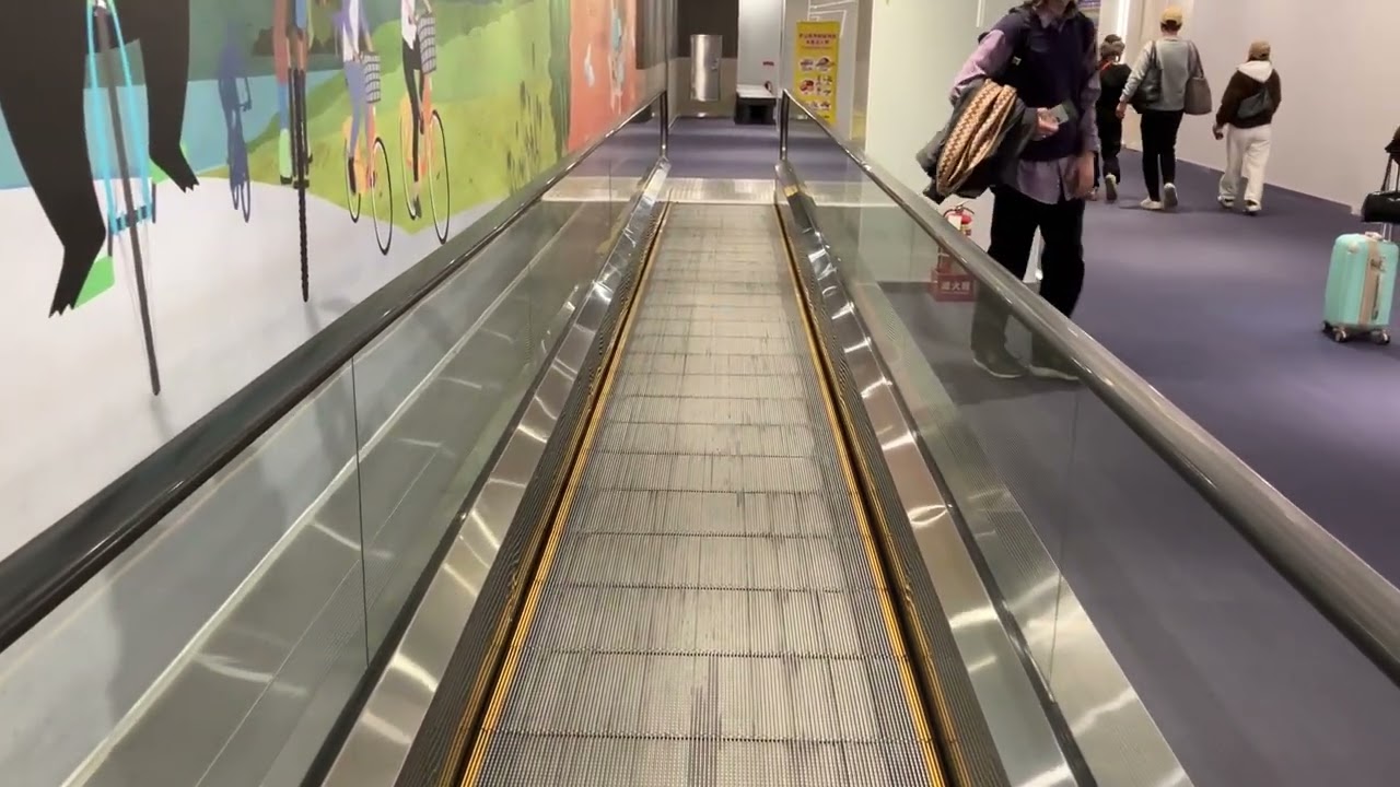 【三菱】3X エスカレーター 1X 動く歩道 松山空港　入国前　4X escalator Songshan International Airport Taipei Taiwan