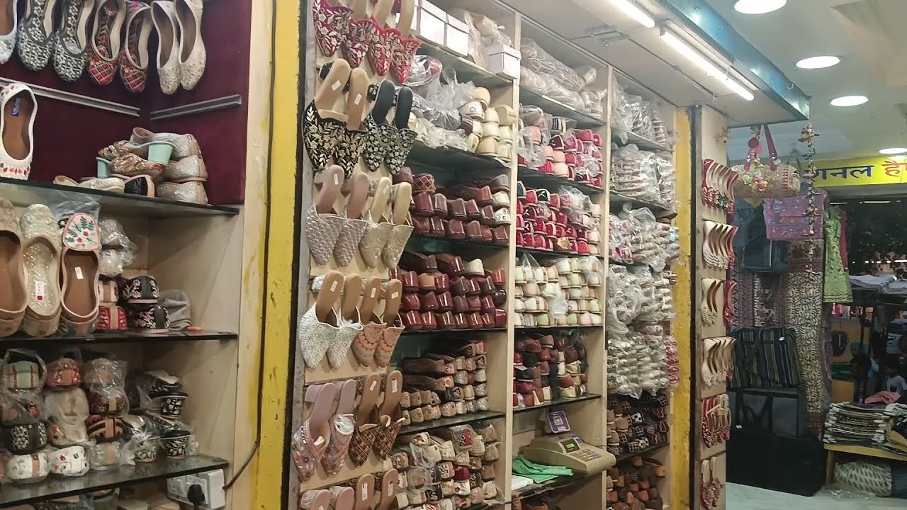 Jodhpur National Handloom ki itni pyari jutiyo me confusion to honi hi hai. 300 Rs me pyari jutiya