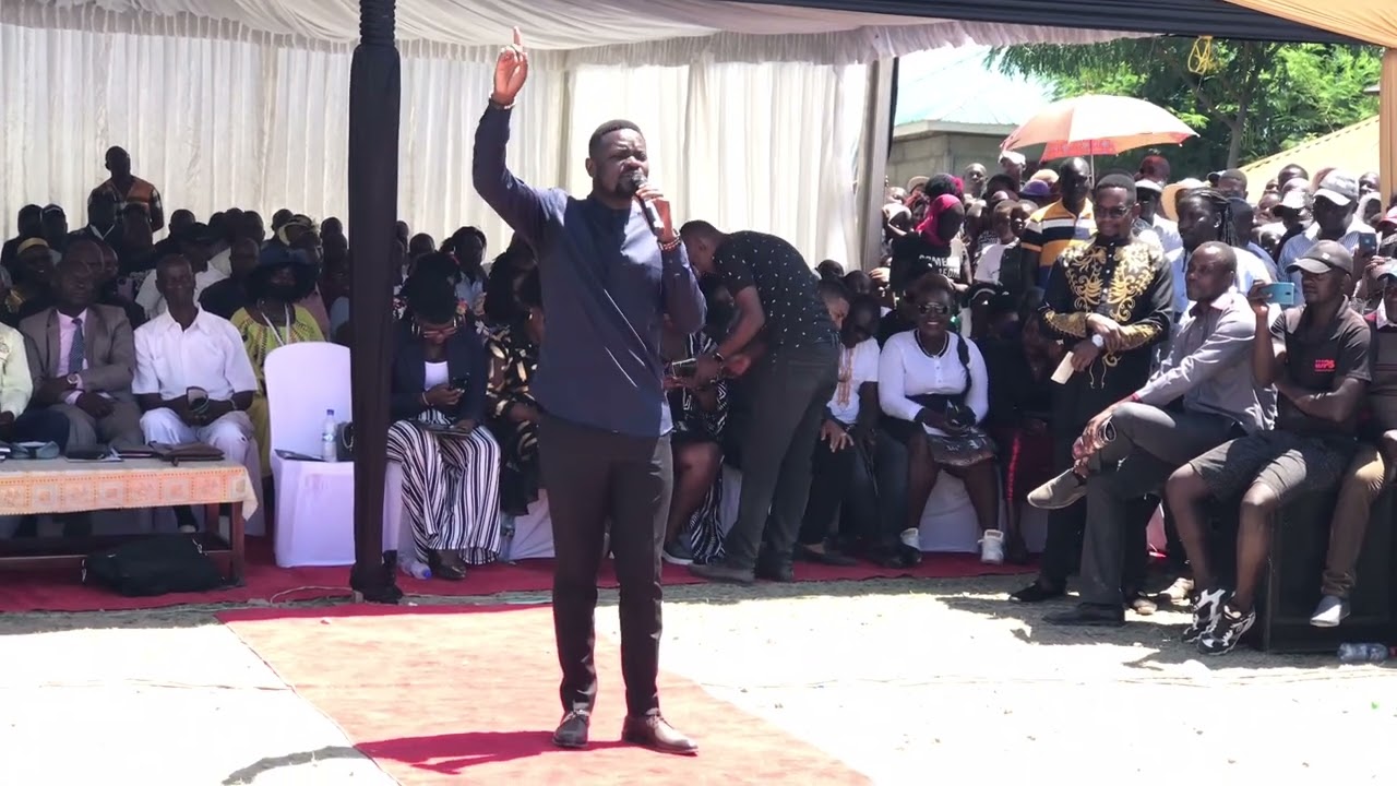 Prince Indah performs at Collo Kwala burial