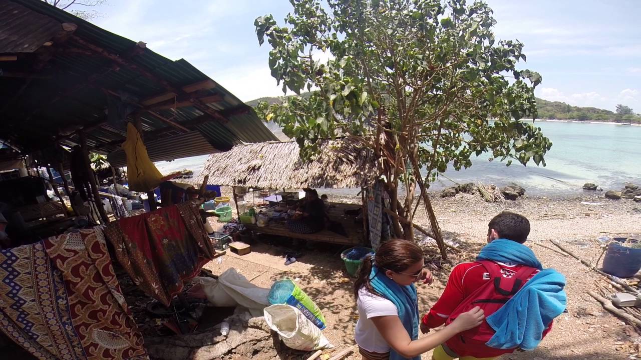 Phi Phi - Walking to Nui Bay.