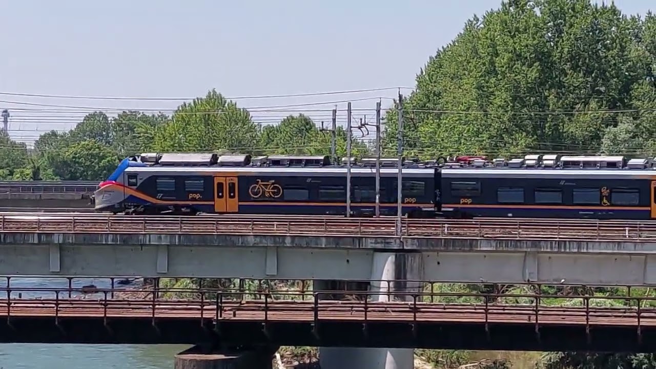 Treni su un ponte a Torino Nord. Trains on a bridge in North Turin.