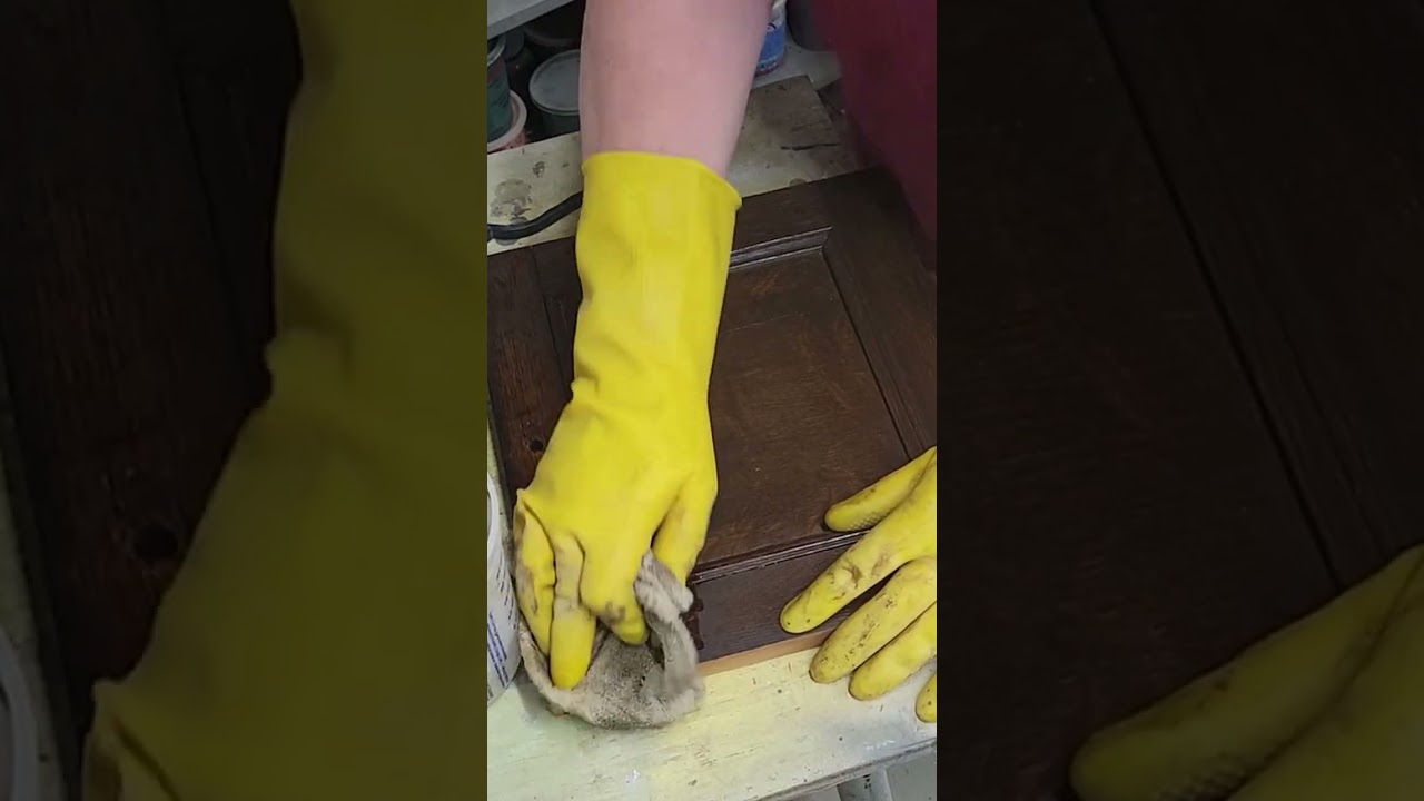 Удаление старого шеллака со старинного буфета