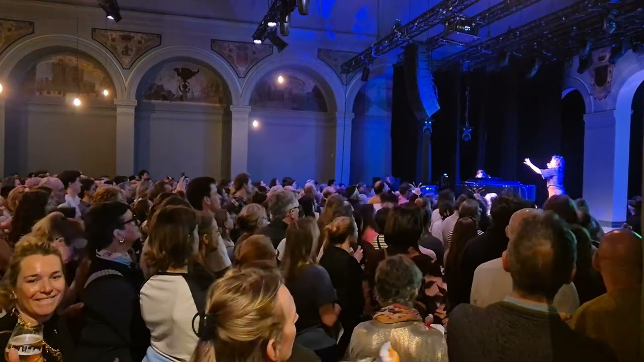 Allez, Chantez! zingt 'Total eclipse of the Heart' (Bonnie Tyler)
